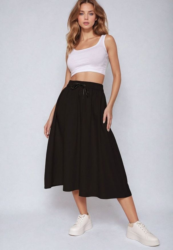 Born2be - Czarna Rozkloszowana Spódnica z Gumką w Pasie i Ściągaczem Xegelia. Okazja: na co dzień. Kolor: czarny. Styl: elegancki, casual
