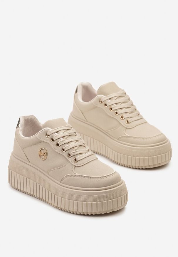 Born2be - Jasnobeżowe Sneakersy na Platformie z Tłoczeniem i Metaliczną Wstawką Alcyhen. Okazja: na co dzień. Kolor: beżowy. Materiał: jeans, skóra. Wzór: aplikacja. Obcas: na platformie