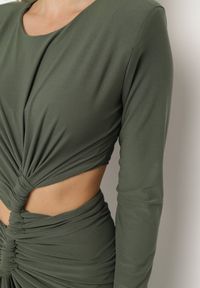 Born2be - Ciemnobeżowa Sukienka Koktajlowa Ozdobiona Wycięciem Marszczeniem w Talii i Rozcięciem na Nogę Ilizia. Okazja: na imprezę. Kolor: beżowy. Wzór: aplikacja. Typ sukienki: proste. Styl: wizytowy #2