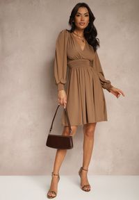 Renee - Brązowa Sukienka z Wiskozą o Rozkloszowanym Kroju Selaitea. Okazja: na co dzień. Typ kołnierza: dekolt w serek. Kolor: brązowy. Materiał: wiskoza. Styl: casual, elegancki