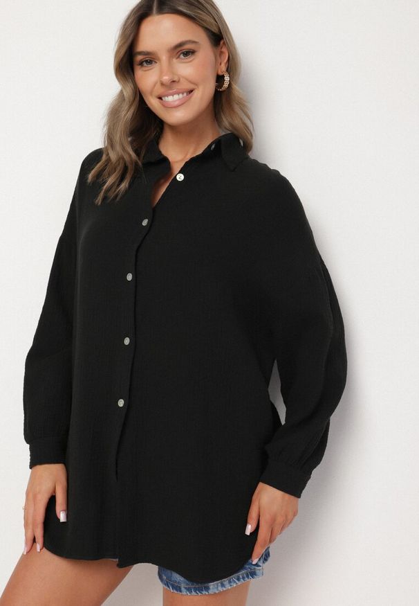 Born2be - Czarna Bawełniana Koszula Muślinowa Atelora. Typ kołnierza: kołnierzyk klasyczny. Kolor: czarny. Materiał: bawełna. Długość rękawa: długi rękaw. Długość: długie. Sezon: wiosna, lato. Styl: klasyczny