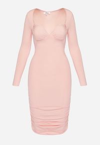 Born2be - Różowa Dopasowana Sukienka Ozdobiona Marszczeniami z Głębokim Dekoltem Daphen. Kolor: różowy. Wzór: aplikacja