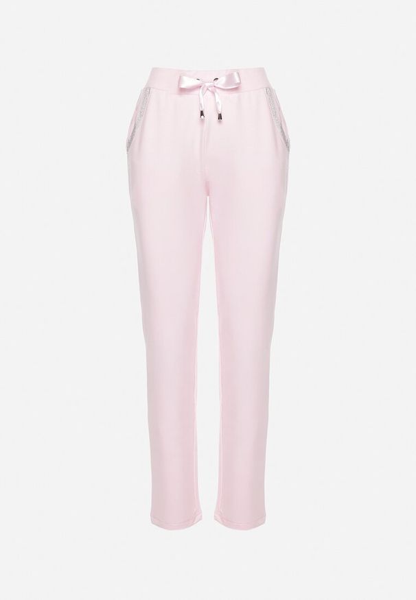 Born2be - Różowe Dzianinowe Spodnie Dresowe z Gumką Ozdobione Cyrkoniami Trasia. Stan: podwyższony. Kolor: różowy. Materiał: dzianina, dresówka. Wzór: aplikacja