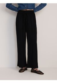 Reserved - Szerokie spodnie z wiskozy - czarny. Kolor: czarny. Materiał: wiskoza