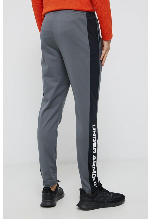 Under Armour - Spodnie. Kolor: szary. Materiał: dzianina. Wzór: nadruk