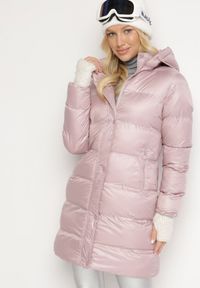 Born2be - Różowa Pikowana Kurtka o Długim Kroju z Kapturem Kieszeniami i Dwustronnym Suwakiem Sanarose. Okazja: na spacer, na co dzień. Typ kołnierza: kaptur. Kolor: różowy. Materiał: dzianina, polar, jeans. Długość: długie. Wzór: aplikacja. Styl: casual, elegancki #1