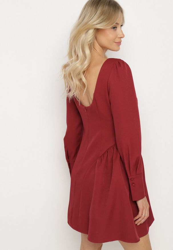 Born2be - Bordowa Sukienka Rozkloszowana z Kwadratowym Dekoltem Enarel. Okazja: na co dzień. Typ kołnierza: dekolt kwadratowy. Kolor: czerwony. Długość rękawa: długi rękaw. Wzór: aplikacja. Typ sukienki: proste. Styl: wizytowy, casual, klasyczny, elegancki