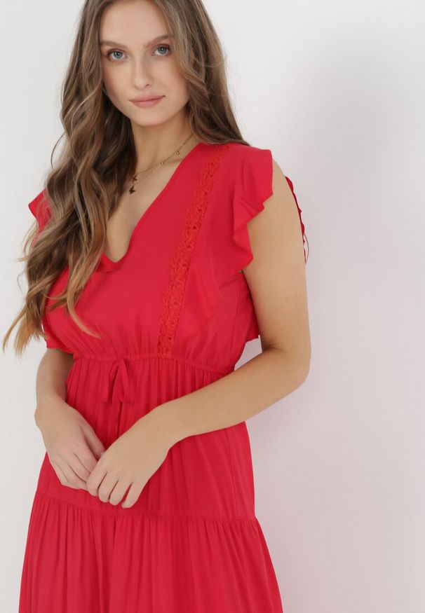 Born2be - Czerwona Sukienka Cileis. Typ kołnierza: kołnierz z falbankami. Kolor: czerwony. Materiał: koronka, wiskoza. Długość rękawa: krótki rękaw. Wzór: geometria. Długość: maxi