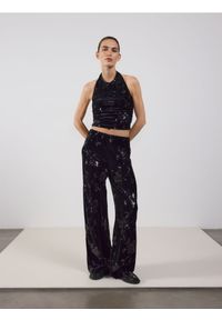 Reserved - Top halter z cekinami - czarny. Typ kołnierza: dekolt halter. Kolor: czarny. Materiał: dzianina #1