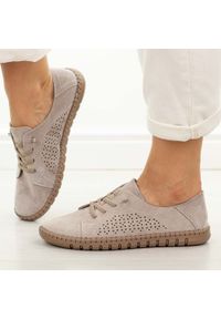 eVento - Beżowe skórzane półbuty damskie Evento 9771. Okazja: na co dzień. Nosek buta: okrągły. Zapięcie: bez zapięcia. Kolor: beżowy. Szerokość cholewki: normalna. Wzór: ażurowy. Materiał: zamsz. Sezon: wiosna, lato. Styl: casual, klasyczny, elegancki #1