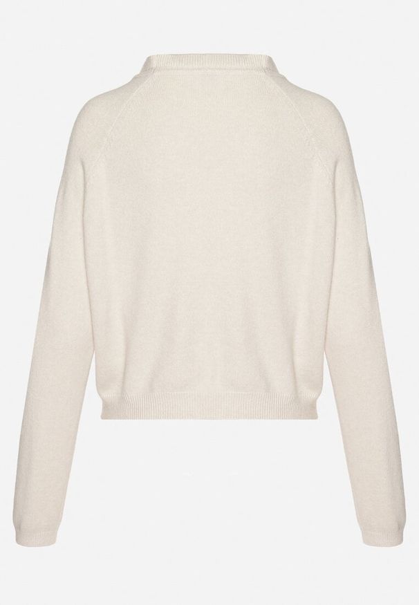 Born2be - Beżowy Sweter z Wiskozą Ozdobiony Guzikami Atinethra. Okazja: na co dzień. Kolor: beżowy. Materiał: wiskoza. Wzór: aplikacja. Styl: elegancki, casual, klasyczny