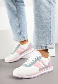 Renee - Biało-Różowe Sneakersy w Stylu Kultowych Tenisówek z Przeszyciami Lelluria. Nosek buta: okrągły. Kolor: biały. Materiał: jeans. Obcas: na płaskiej podeszwie