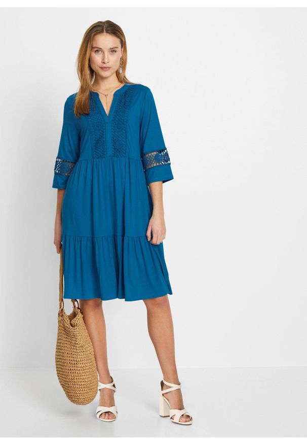 bonprix - Sukienka tunikowa z miękkiej wiskozy. Kolor: niebieski. Materiał: wiskoza, koronka. Wzór: koronka