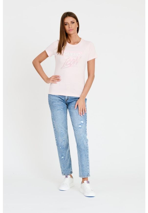 Guess - GUESS Różowy T-shirt Icon Tee. Kolor: różowy