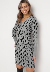Born2be - Szara Dzianinowa Sukienka Kopertowa w Geometryczny Wzór Lillne. Typ kołnierza: dekolt w serek. Kolor: szary. Materiał: dzianina. Długość rękawa: długi rękaw. Wzór: geometria. Typ sukienki: kopertowe. Styl: klasyczny #2