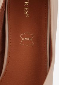 Renee - Beżowe Klasyczne Czółenka Vices na Słupkowym Obcasie ze Skórzaną Wkładką Divira. Kolor: beżowy. Materiał: skóra. Obcas: na obcasie. Styl: klasyczny. Wysokość obcasa: średni #3