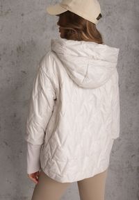 Renee - Jasnoszara Pikowana Kurtka z Kapturem z Materiałem na Rękawach Grigoria. Okazja: na co dzień. Typ kołnierza: kaptur. Kolor: szary. Materiał: materiał. Długość rękawa: długi rękaw. Styl: casual, elegancki #7