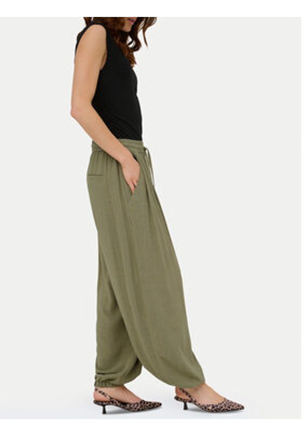 only - ONLY Spodnie materiałowe Siesta 15373197 Khaki Regular Fit. Kolor: brązowy. Materiał: wiskoza