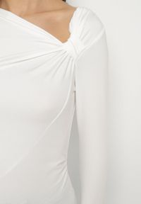 Born2be - Biała Bluzka z Wiskozą Asymetrycznym Dekoltem Tatielis. Okazja: na co dzień. Kolor: biały. Materiał: wiskoza. Styl: elegancki, casual #5