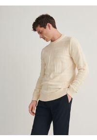 Reserved - Sweter ze strukturalnej dzianiny - beżowy. Kolor: beżowy. Materiał: dzianina