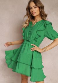 Renee - Zielona Sukienka Mini z Gumką w Pasie i Falbankami Makenza. Typ kołnierza: kołnierz z falbankami. Kolor: zielony. Długość rękawa: krótki rękaw. Sezon: lato, wiosna. Długość: mini