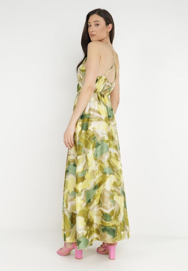 Born2be - Żółto-Zielona Sukienka Orissa. Okazja: na co dzień. Kolor: zielony. Wzór: nadruk. Typ sukienki: kopertowe. Materiał: tkanina. Długość rękawa: na ramiączkach. Sezon: lato. Styl: casual. Długość: maxi