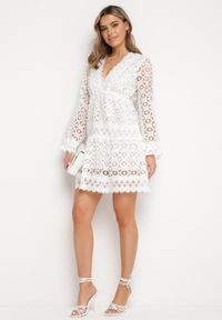 Born2be - Biała Sukienka Mellathe. Kolor: biały. Materiał: koronka, materiał. Długość rękawa: długi rękaw. Wzór: aplikacja, ażurowy. Styl: wizytowy. Długość: mini #3