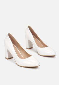 Renee - Białe Czółenka Agathene. Nosek buta: okrągły. Kolor: biały. Materiał: lakier. Obcas: na obcasie. Styl: klasyczny, elegancki, wizytowy. Wysokość obcasa: średni #3
