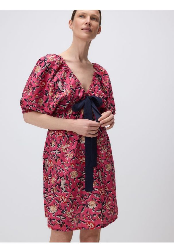 Reserved - Sukienka mini z kokardą - wielobarwny. Typ kołnierza: kokarda. Materiał: bawełna. Typ sukienki: proste. Długość: mini