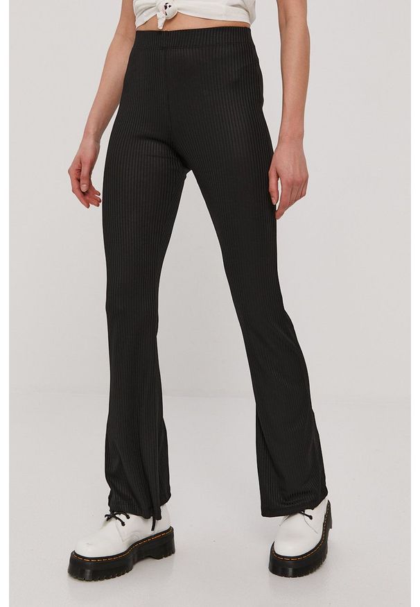 Pieces Spodnie damskie kolor czarny dzwony medium waist. Kolor: czarny. Materiał: materiał