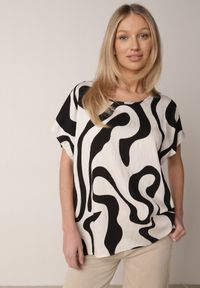Born2be - Czarna Wiskozowa Bluzka Oversize z Krótkim Rękawem w Abstrakcyjny Wzór Ginedina. Okazja: na co dzień. Kolekcja: plus size. Kolor: czarny. Materiał: wiskoza. Długość rękawa: krótki rękaw. Długość: krótkie. Sezon: lato. Styl: casual, klasyczny #8