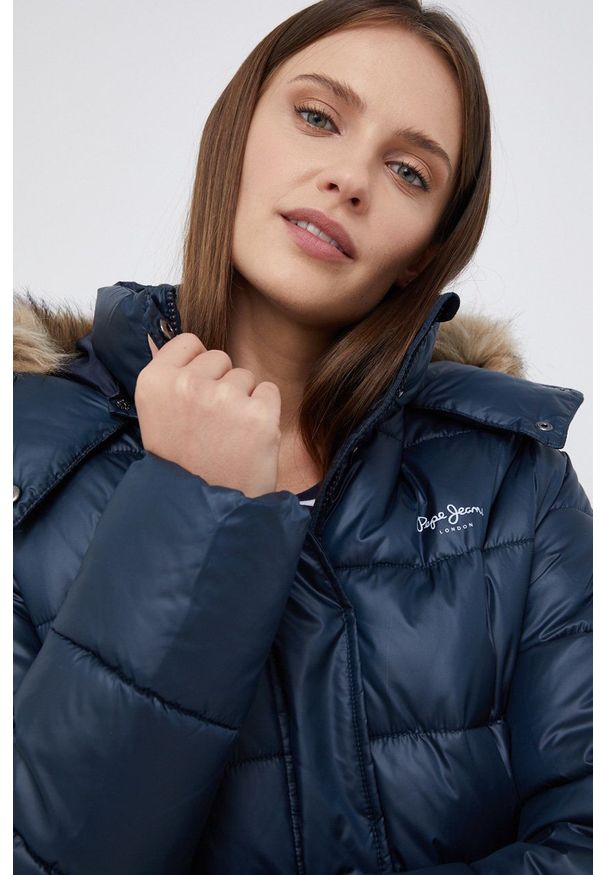 Pepe Jeans Kurtka damska kolor granatowy zimowa. Okazja: na co dzień. Kolor: niebieski. Materiał: futro. Sezon: zima. Styl: casual