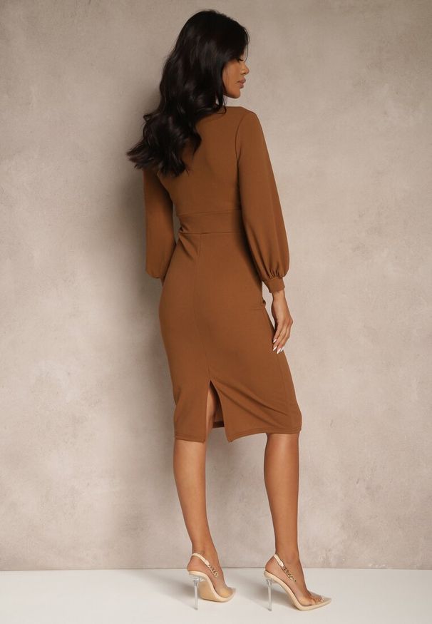 Renee - Brązowa Kopertowa Sukienka o Ołówkowym Kroju z Bufiastymi Rękawami Ernellia. Okazja: na ślub cywilny, na wesele. Typ kołnierza: dekolt w serek. Kolor: brązowy. Typ sukienki: ołówkowe, kopertowe. Styl: klasyczny