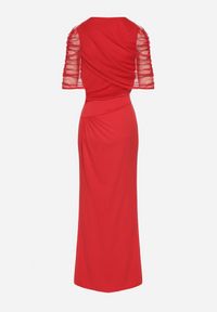 Born2be - Czerwona Koktajlowa Sukienka Zdobiona Marszczeniem z Siateczkową Narzutką Millanea. Okazja: na co dzień. Kolor: czerwony. Wzór: aplikacja. Typ sukienki: proste. Styl: wizytowy #7