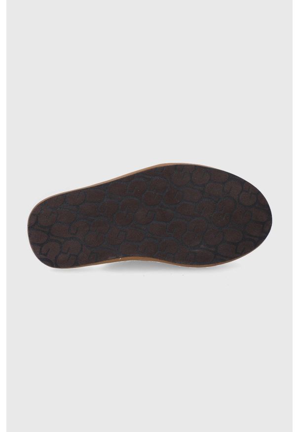 Ugg - UGG - Kapcie zamszowe M Hyde. Kolor: brązowy. Materiał: zamsz. Wzór: gładki