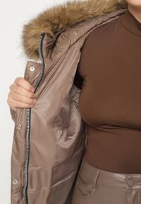 Born2be - Brązowa Kurtka z Asymetrycznym Pikowaniem i Kapturem z Futerkiem Ruvita. Okazja: na co dzień. Typ kołnierza: golf. Kolekcja: plus size. Kolor: brązowy. Materiał: futro. Styl: casual #3