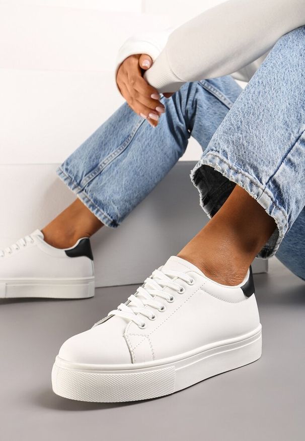 Born2be - Biało-Czarne Sneakersy na Grubej Podeszwie przed Kostkę Ramnutia. Okazja: na co dzień. Wysokość cholewki: przed kostkę. Zapięcie: sznurówki. Kolor: biały. Materiał: jeans