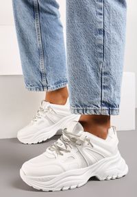 Renee - Białe Sneakersy na Nieregularnej Grubej Podeszwie z Cyrkoniami Adirka. Okazja: na co dzień. Kolor: biały. Materiał: jeans, bawełna #5