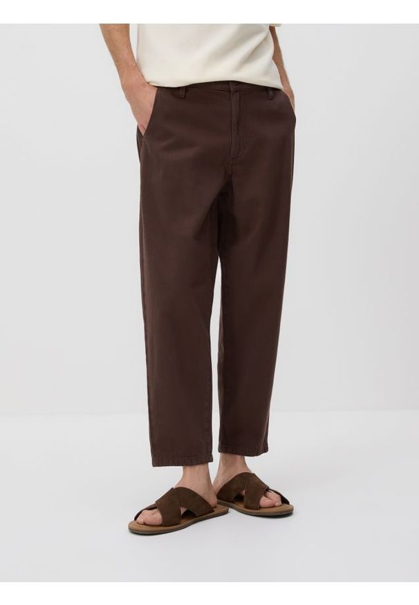 Reserved - Jeansy jogger fit - brązowy. Kolor: brązowy. Materiał: jeans