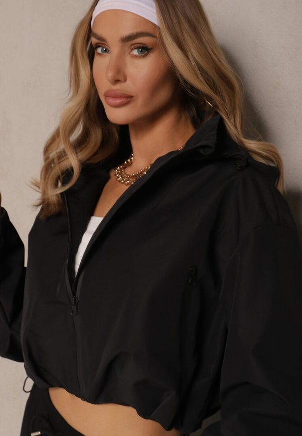 Renee - Czarna Kurtka Oversize w Sportowym Stylu z Kapturem i Ściągaczem w Pasie Volnea. Okazja: na co dzień. Typ kołnierza: kaptur. Kolor: czarny. Materiał: jeans. Styl: sportowy