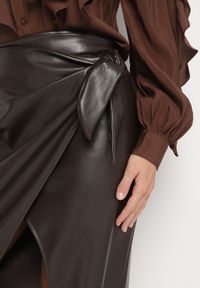 Born2be - Brązowa Kopertowa Spódnica z Imitacji Skóry z Wiązaniem i Marszczeniem Seolisse. Okazja: na co dzień. Kolor: brązowy. Materiał: skóra. Styl: casual #5