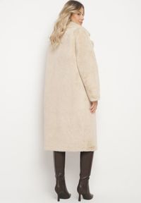Born2be - Beżowy Futrzany Płaszcz Jednorzędowy z Kieszeniami Zapinany na Guziki Parilda. Okazja: na co dzień. Kolor: beżowy. Materiał: futro. Sezon: zima. Styl: casual, elegancki #5