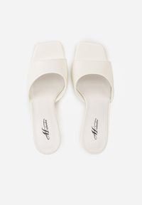 Renee - Białe Klapki na Szpilce Ozdobione Kwadratowym Noskiem Eudanassa. Okazja: na co dzień. Kolor: biały. Materiał: jeans. Wzór: aplikacja. Sezon: lato. Obcas: na szpilce. Styl: casual #3