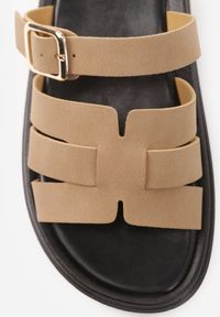 Born2be - Ciemnobeżowe Klapki z Przeplatanymi Paskami i Klamrą Ravelya. Okazja: na spacer, na co dzień. Kolor: beżowy. Materiał: jeans. Sezon: lato. Styl: casual, klasyczny, boho #4