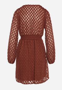 Born2be - Brązowa Rozkloszowana Sukienka z Tkaniny Plumeti z Dekoltem w Serek Zeniasa. Okazja: na co dzień. Typ kołnierza: dekolt w serek. Kolor: brązowy. Materiał: tkanina. Długość rękawa: długi rękaw. Styl: casual #4