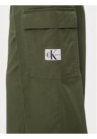 Calvin Klein Jeans Spodnie materiałowe J20J221297 Zielony Straight Fit. Kolor: zielony. Materiał: bawełna