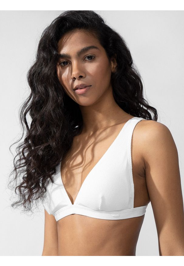 4f - Góra od bikini z materiałów z recyklingu damska. Kolor: biały. Materiał: materiał