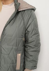 Born2be - Zielona Pikowana Kurtka o Prostym Kroju z Kapturem Tulorisa. Okazja: na co dzień, na spacer. Typ kołnierza: kaptur. Kolekcja: plus size. Kolor: zielony. Materiał: jeans. Wzór: aplikacja. Styl: klasyczny, casual, elegancki #3