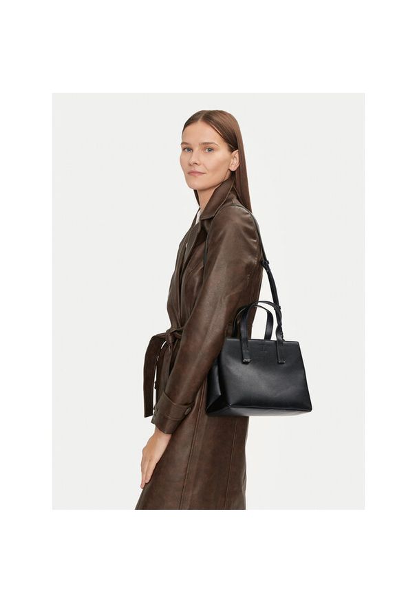 Torebka Calvin Klein. Kolor: czarny