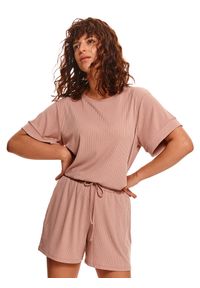DRYWASH - Luźny t-shirt damski z prążkowanej dzianiny. Kolor: różowy. Materiał: dzianina, prążkowany. Długość rękawa: krótki rękaw. Długość: krótkie. Wzór: prążki. Sezon: lato. Styl: wakacyjny #3
